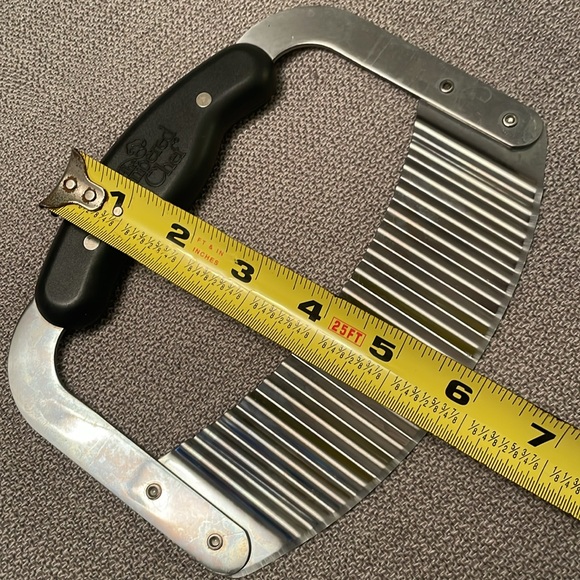 The Pampered Chef CRINKLE CUTTER with Plastic Guard & Original Product Card - Picture 6 of 9